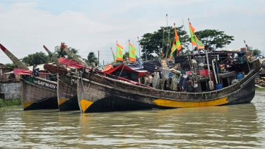 রাঙ্গাবালীতে বজ্রপাতে ট্রলার থেকে পড়ে মাঝি নিখোঁজ, অচেতন ৩ জেলে