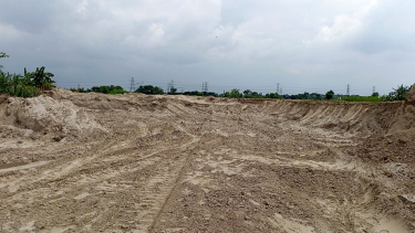 রেলওয়ের সরকারি জমিতে অবৈধ মাটি কাটার মহোৎসব,ঝুঁকিতে হার্ডিং ব্রিজের