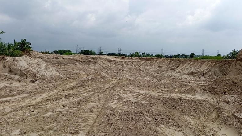 রেলওয়ের সরকারি জমিতে অবৈধ মাটি কাটার মহোৎসব,ঝুঁকিতে হার্ডিং ব্রিজের