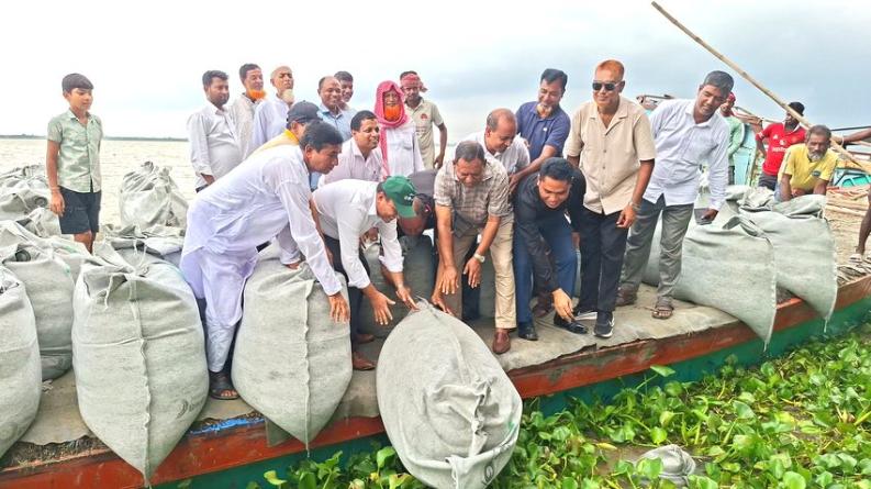 নাজিরগঞ্জে নদী ভাঙন রোধে জিও ব্যাগ ফেলানো কাজের উদ্বোধন করলেন এমপি সেলিম রেজা হাবিব