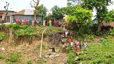 পদ্মার তীব্র ভাঙনে ভিটেমাটি হারানোর ঝুঁকিতে হাজারো পরিবার
