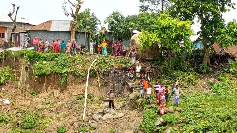 পদ্মার তীব্র ভাঙনে ভিটেমাটি হারানোর ঝুঁকিতে হাজারো পরিবার