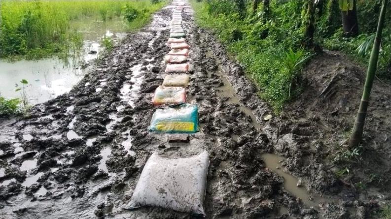 ফরাজগঞ্জ ইউনিয়ন বিএনপির নেতার ব্যক্তিগত অর্থায়নে রাস্তা মেরামত