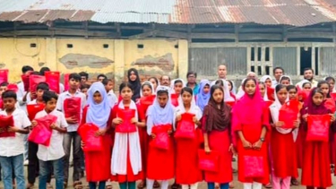 কাঁঠালিয়ায় স্কুল ড্রেস পেয়ে উচ্ছাসিত শিক্ষার্থীরা