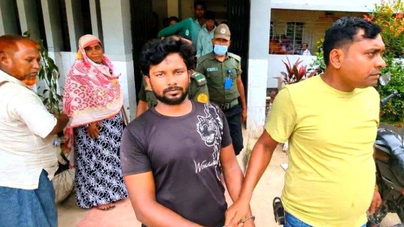নওগাঁয় স্বাস্থ্য কমপ্লেক্সের ভেতরে ছুরিকাঘাতে স্ত্রী খুন, স্বামী গ্রেপ্তার