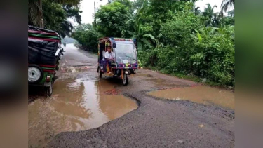 সড়কে খানাখন্দ,ঝুঁকি নিয়ে চলাচল