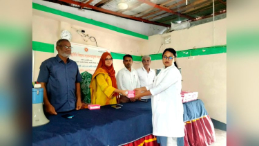 আমতলীতে মাসিক স্বাস্থ্যবিধি বিষয়ে ছাত্রীদের মাঝে স্যানিটারি ন্যাপকিন বিতরণ