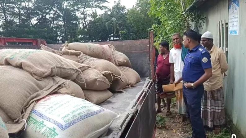 লালমোহনে খাটের নিচ থেকে জেলেদের ১১৭০ কেজি চাল উদ্ধার