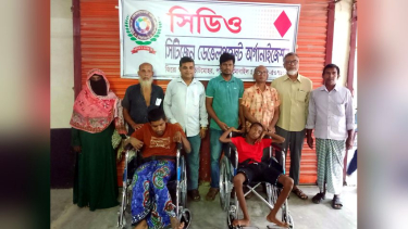 চাটমোহরে দুজন শারীরিক প্রতিবন্ধীকে হুইল চেয়ার বিতরণ