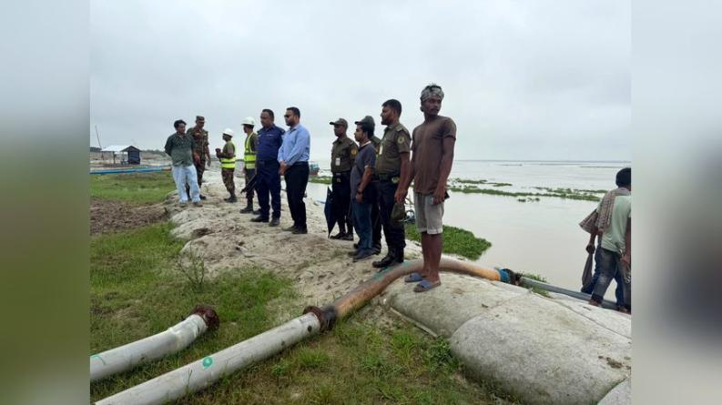 ভেড়ামারায় জিও ব্যাগের পাশ থেকে অবৈধ বালু উত্তোলন, ড্রেজার ও সরঞ্জাম জব্দ