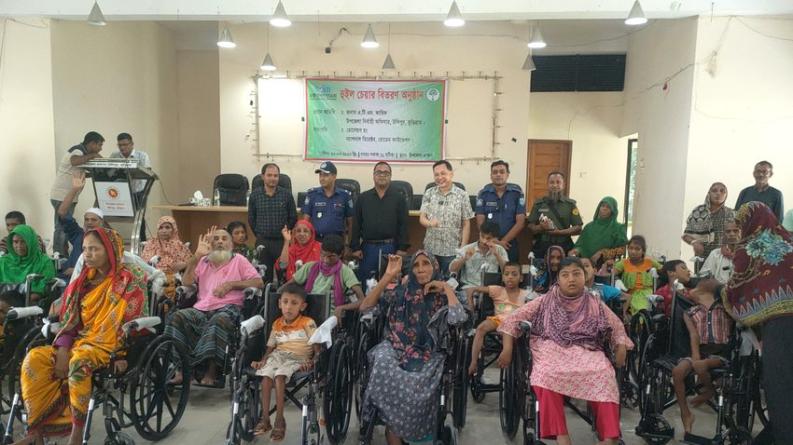 উলিপুরে প্রতিবন্ধীদের মাঝে হুইল চেয়ার বিতরণ