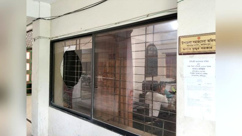 আলফাডাঙ্গায় সমাজসেবা কার্যালয়ে ভাঙচুর