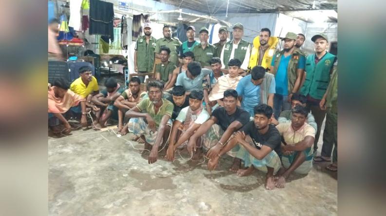 হাতিয়ায় নদীতে অবৈধ ঘের তৈরির বিরুদ্ধে যৌথ অভিযানে আটক ২২