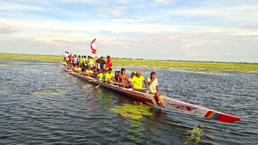 বর্ণাঢ্য আয়োজনে বোনকোলা দুলদুল এক্সপ্রেস নতুন  বাইচ নৌকার উদ্বোধন
