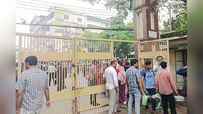 জবিতে কর্মসূচি পালনে নিষেধাজ্ঞাতেও কাটেনি শিক্ষার্থীদের উদ্বেগ