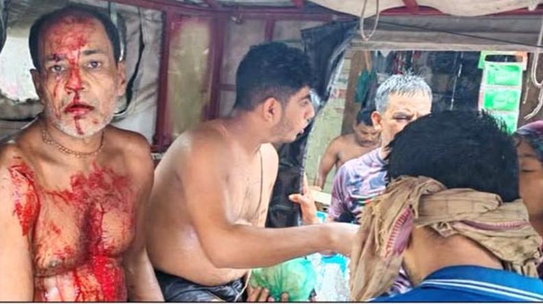 কাঁঠালিয়ায় তুচ্ছ ঘটনায় বাবা-ছেলেকে কুপিয়ে জখম,আটক ১