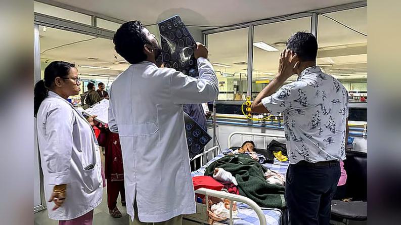 নেপালে বিপর্যয় স্কুল ভেসে গেছে, জঙ্গলে গাছে উঠে বেঁচেছে ৮ বছরের শিশুটি, ফিরল মায়ের কোলে