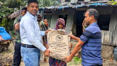 পলিথিনের ছাউনির নিচে রাত কাটে দম্পতির, খবর পেয়ে ছুটে গেলেন ইউএনও