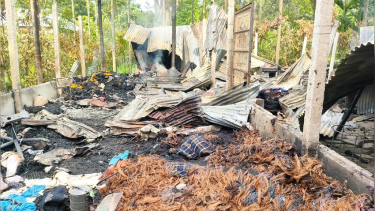 উলিপুরে বসতবাড়িতে অগ্নিসংযোগ, লুটপাটের অভিযোগ