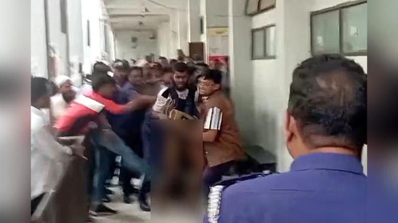 নারায়ণগঞ্জে আদালত প্রাঙ্গণে হত্যা মামলার আসামিকে মারধর