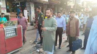 লালমোহনের চৌরাস্তার মোড়ে অবৈধ দখল উচ্ছেদ অভিযান