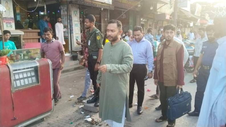 লালমোহনের চৌরাস্তার মোড়ে অবৈধ দখল উচ্ছেদ অভিযান