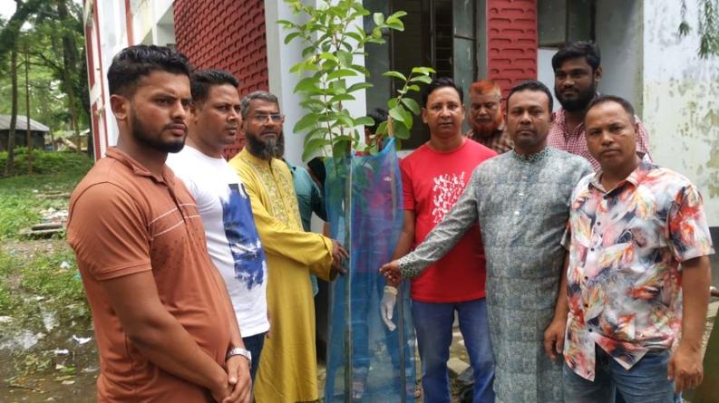 লালমোহনে সেচ্ছাসেবক দলের প্রতিষ্ঠাবার্ষিকী উপলক্ষে বৃক্ষরোপণ ও পরিস্কার পরিচ্ছন্নতা কর্মসূচি