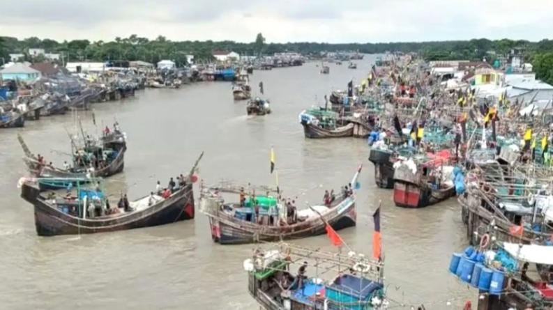 বৈরী আবহাওয়ার কবলে উপকূলের জেলেরা