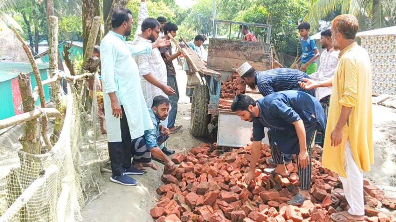 হাতিয়ায় জামায়াত নেতার নিজ অর্থায়নে চলছে সড়ক সংস্কার কাজ