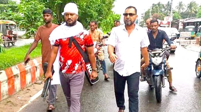 মাথায় কাফনের কাপড় বেঁধে অস্ত্র হাতে সাবেক ছাত্রদল নেতার মহড়া