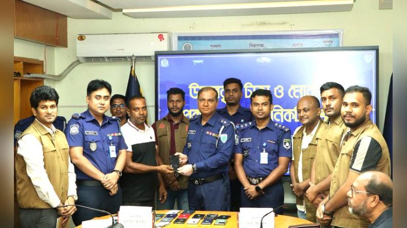হবিগঞ্জে ৮ লাখ ৬১ হাজার টাকা ও ৩১ মোবাইল উদ্ধার,প্রকৃত মালিকদের হাতে তুলে দিল পুলিশ