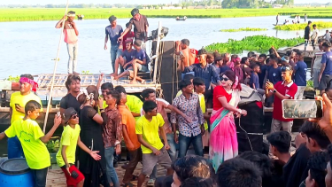 সুজানগরের গাজনার বিলে আনন্দ ভ্রমণের নামে নৌকায় প্রকাশ্যে চলছে অশ্লীলতা!