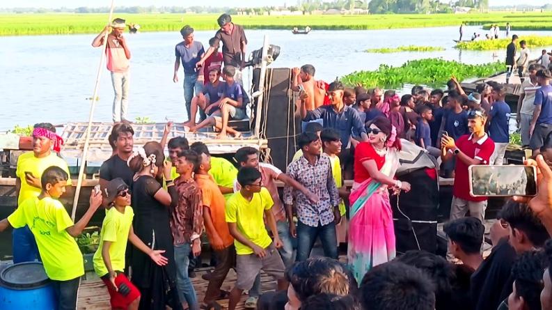 সুজানগরের গাজনার বিলে আনন্দ ভ্রমণের নামে নৌকায় প্রকাশ্যে চলছে অশ্লীলতা!