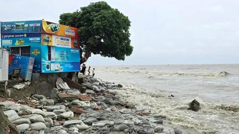 কুয়াকাটা সৈকতে তীব্র ভাঙন, বিলীন হওয়ার পথে ট্যুরিস্ট পুলিশ বক্স