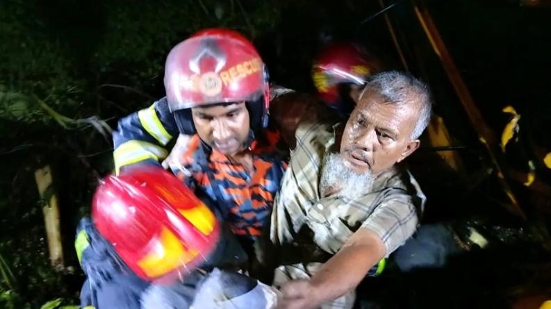 নিয়ন্ত্রণ হারিয়ে খাঁদে মালবাহী লরি, রাতভর অভিযানে জীবিত উদ্ধার ২