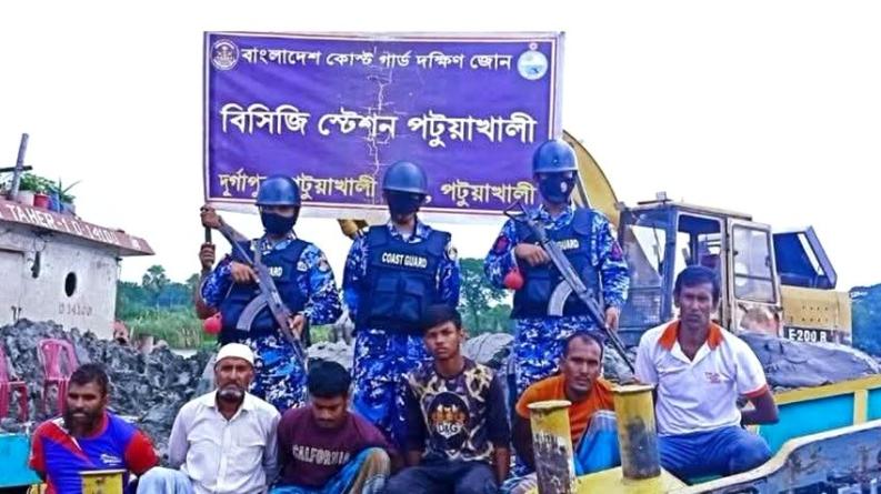 পটুয়াখালীতে লোহালিয়া নদীর তীরে অবৈধভাবে মাটি কাটার সময় কোস্টগার্ডের অভিযানে ৬ জন আটক