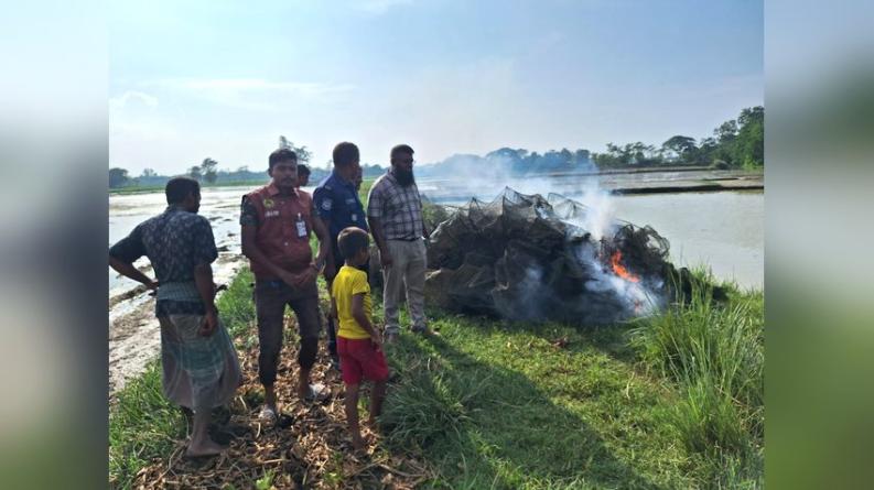 ফুলপুরে ৪ লাখ ৫০ হাজার টাকার নিষিদ্ধ রিং জাল জব্দ করে পুড়িয়ে ধ্বংস