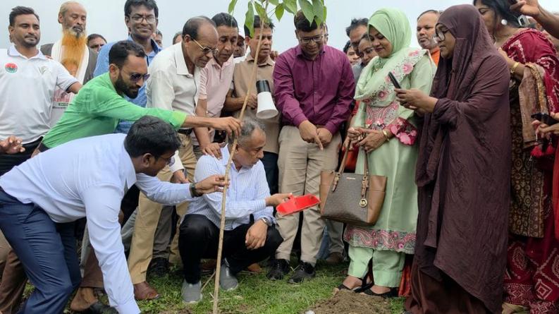 চাটমোহরে বৃক্ষরোপন কর্মসূচি উদ্বোধন করলেন বিএমডিএ’র চেয়ারম্যান