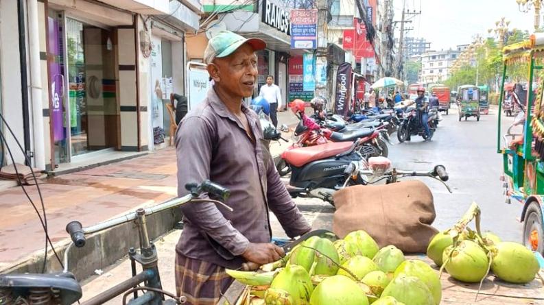 ডাব বিক্রি করে জীবিকা সবুর আলীর