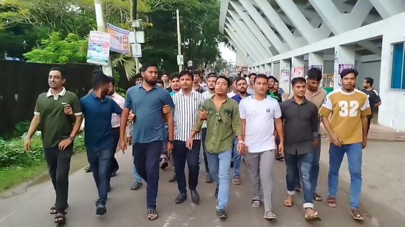 চরফ্যাসনে ফ্যামিলি কার্ড তথ্য গননাকারী নিয়োগে অনিয়মের অভিযোগে ছাত্রদলের বিক্ষোভ