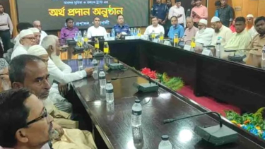পটুয়াখালীতে অবসরপ্রাপ্ত শিক্ষক-কর্মচারীদের মাঝে কল্যাণ ট্রাস্টের অর্থ প্রদান