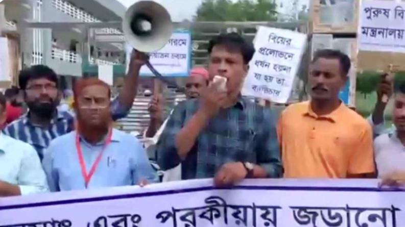 স্ত্রীর পরকীয়ায় প্রতারিত হয়ে স্বামীদের মানববন্ধন