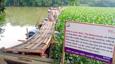 কৃষকের অর্থায়নে নির্মিত ভাসমান সেতুই একমাত্র ভরসা