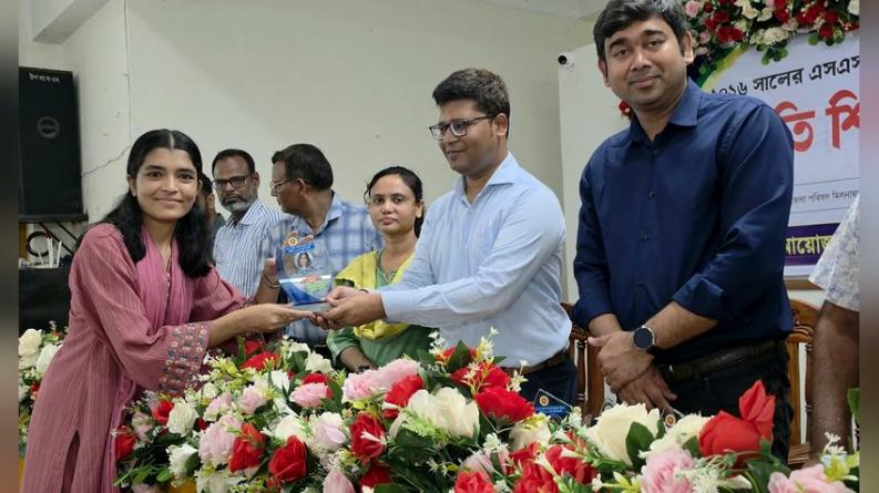 চাটমোহরে দেড় শতাধিক কৃতি শিক্ষার্থীদের সংবর্ধনা