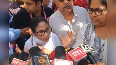 পুলিশি হেফাজতে নিহত কর্মীর বাড়িতে যাওয়ার পথে মমতার গাড়িতে হামলা