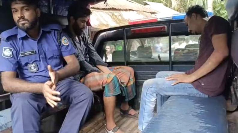 নাজিরপুরে জনতার হাতে দুই ডাকাত আটক, দেশীয় অস্ত্রসহ পুলিশে সোপর্দ