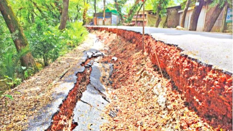 খালের পাশে সড়ক ধস, সংস্কার হয়নি তিন সপ্তাহেও