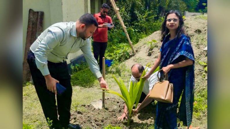 ভেড়ামারায় বৃক্ষরোপণ  করলেন উপ-ভূমি সংস্কার কমিশনার