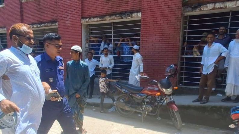 চরফ্যাসন আদালত চত্বরে অধ্যক্ষের ওপর হামলা