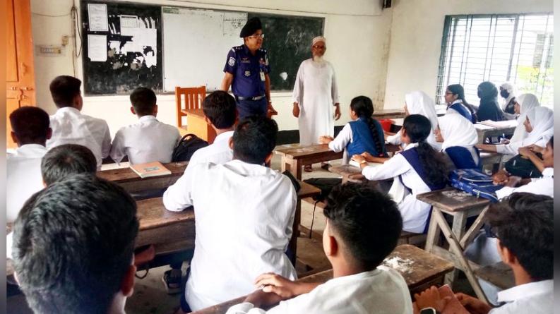 কাঁঠালিয়ায় পুলিশ অফিসার যখন শিক্ষক